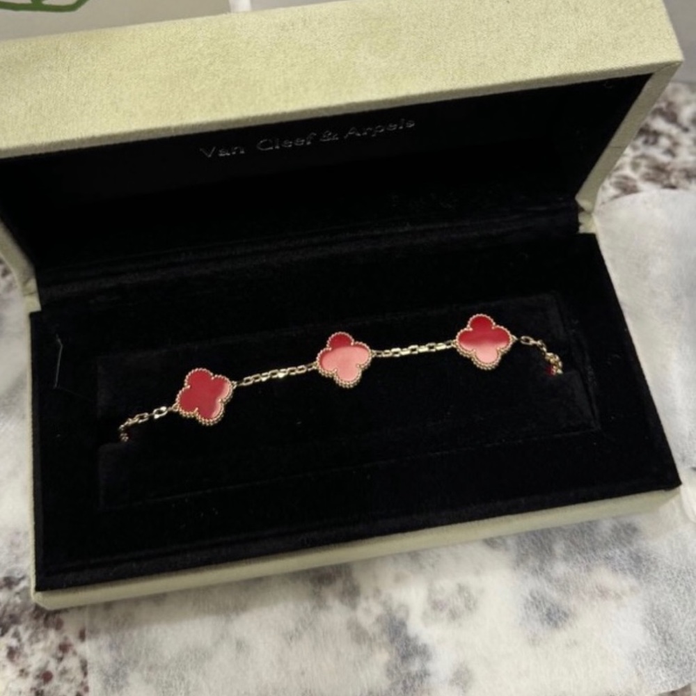 Vintage Alhambra bracelet, 5 motifs
18K yellow gold, Carnelian